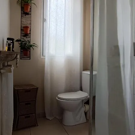 Quarto em Acomodações Particulares Comme A La Maison Pres De Paris Cachan